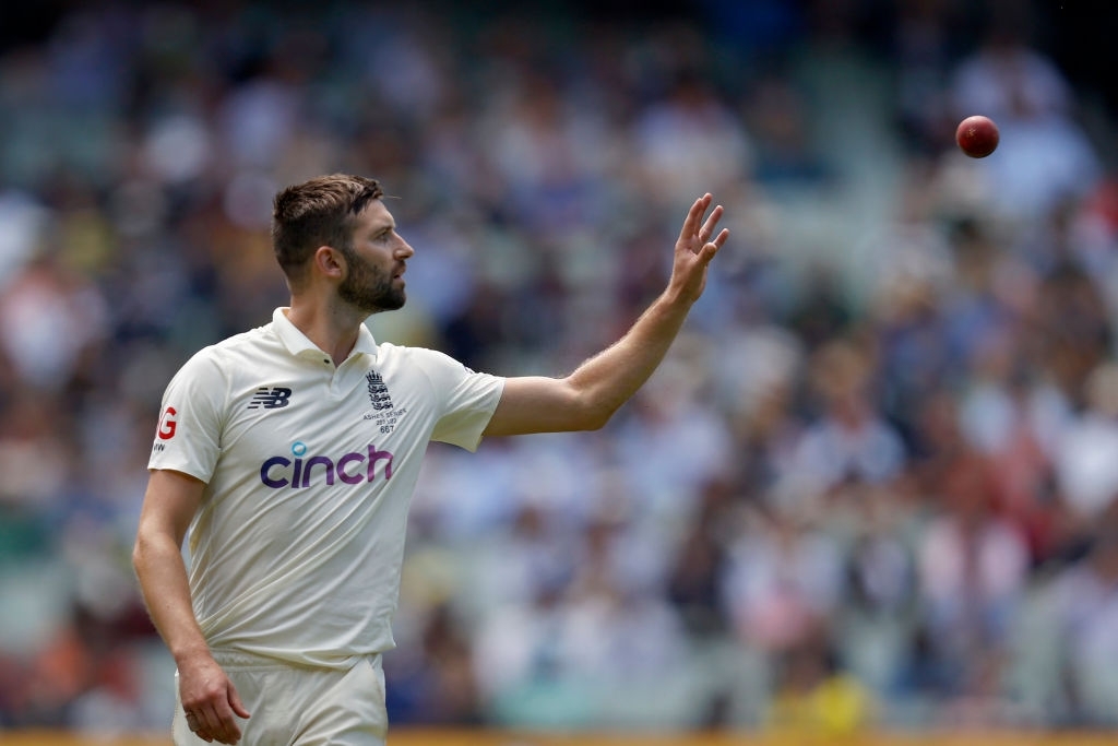 England fight back with key wickets of Labuschagne, Smith