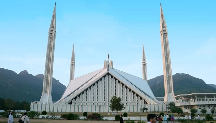 Three-day holiday in Capital but no suspension of mobile services