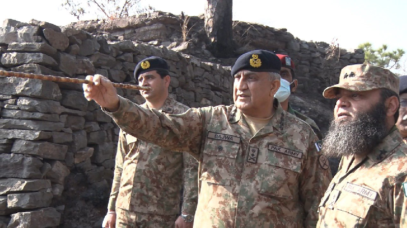 COAS appreciates troops' combat readiness during LoC visit