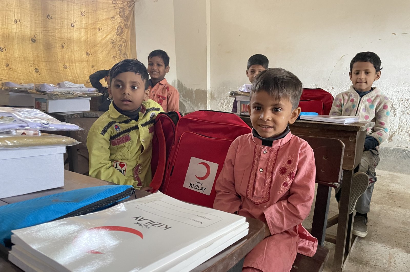Red Crescent distributes aid to Rohingya refugee students in Karachi