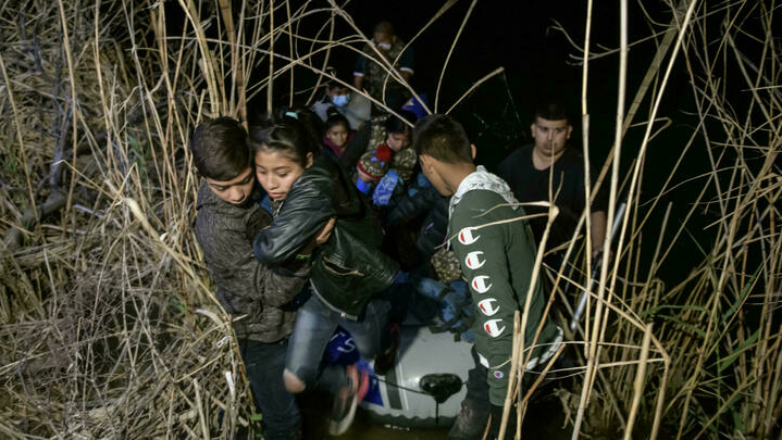 US reports nearly two million migrant apprehensions at southern border in 2021