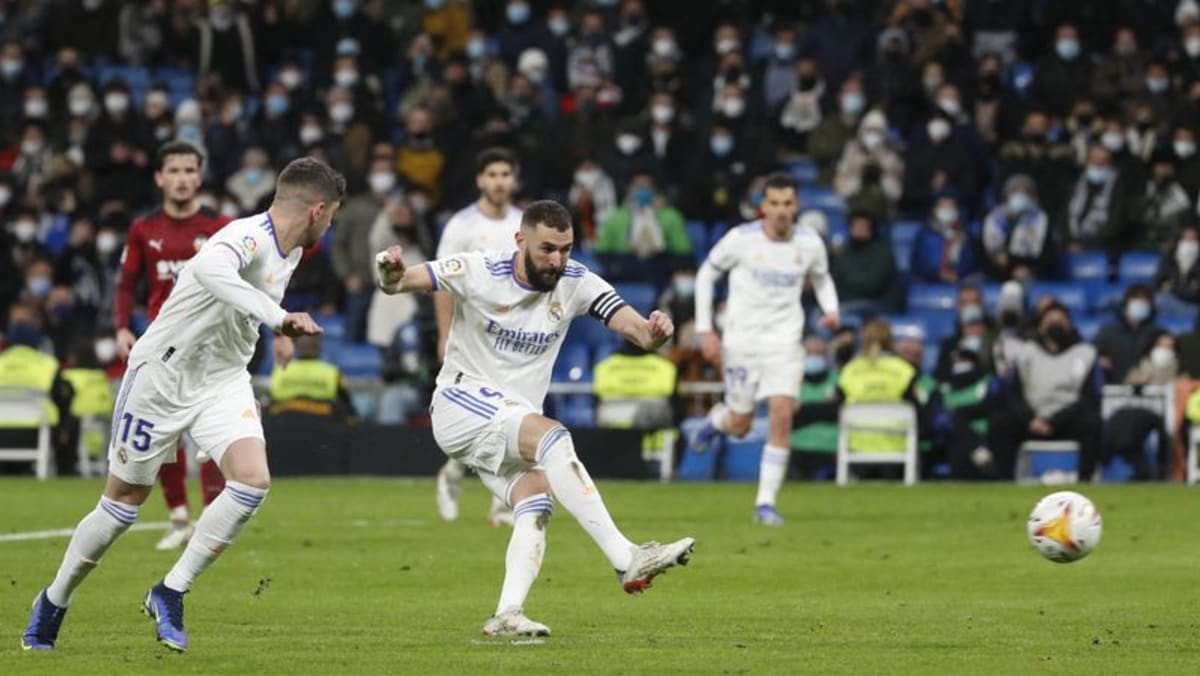Benzema misses two penalties in Real Madrid win