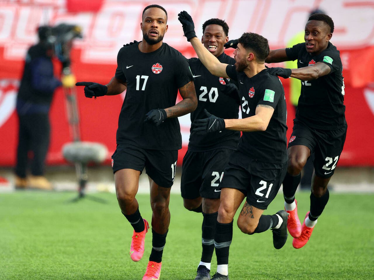 Canada stun US to close in on World Cup berth