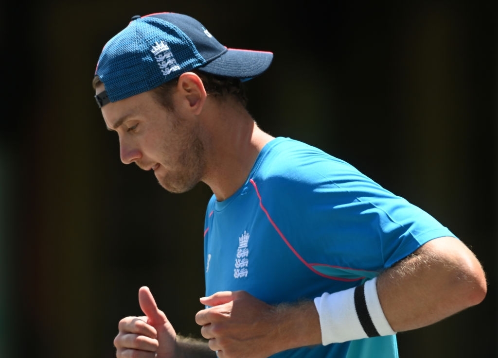Broad back for England in only change for Sydney Test