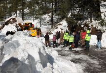 Heavy snowfall causes disruption in Murree, rescue operation for stranded tourists underway