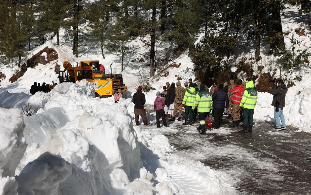 Heavy snowfall causes disruption in Murree, rescue operation for stranded tourists underway