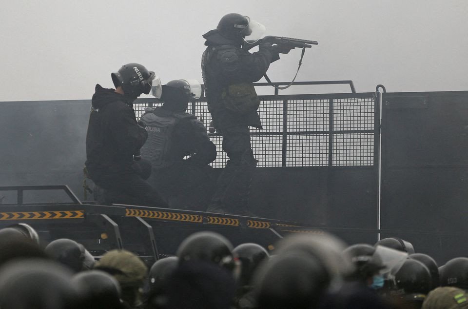 Kazakh protesters torch public buildings; emergency declared, Cabinet resigns