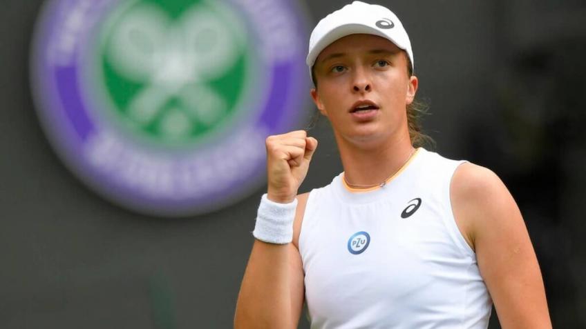 Swiatek cruises past Fernandez, to face Azarenka in Adelaide