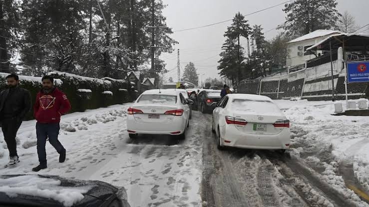 Relief operation continues in Murree, major roads cleared