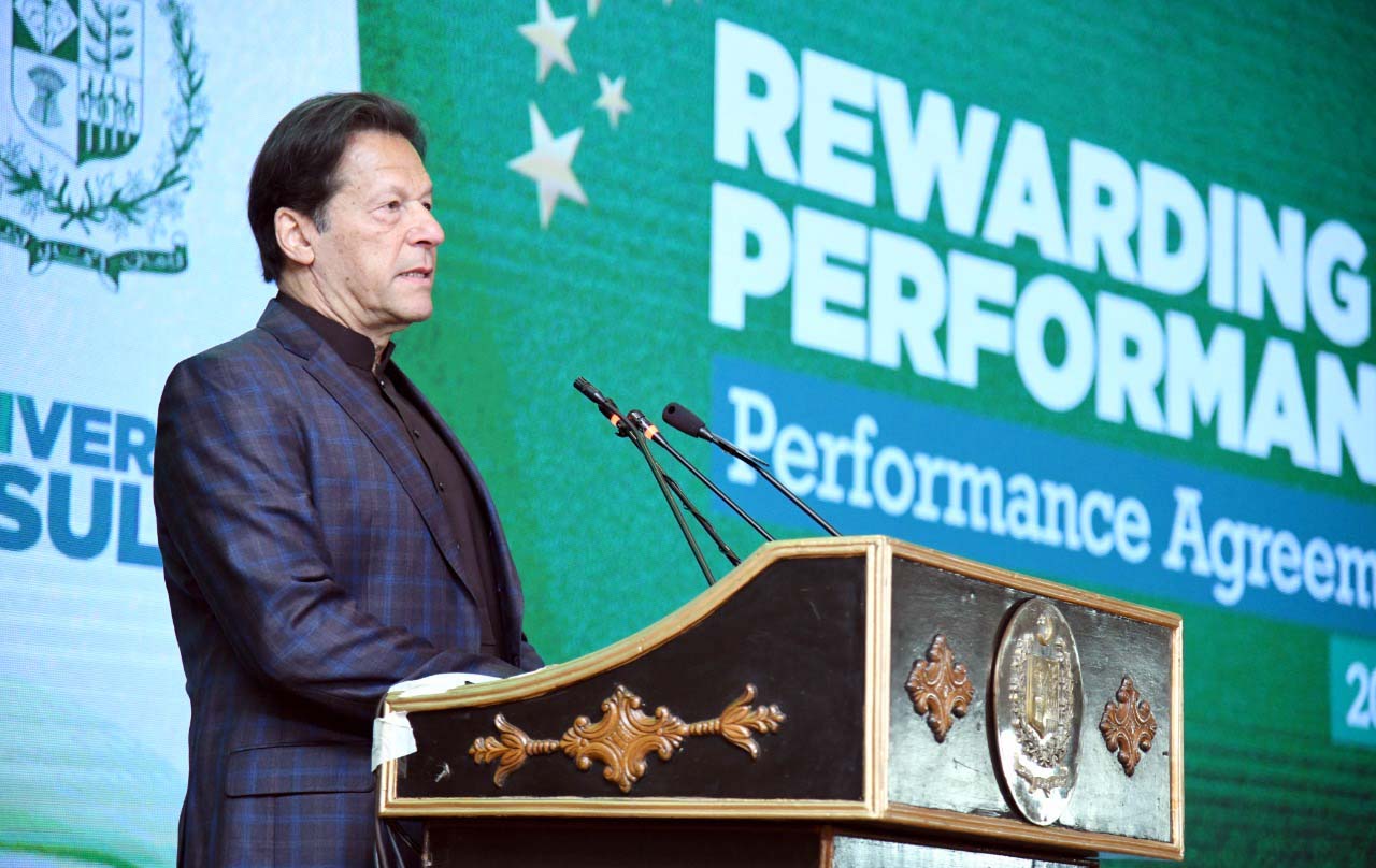 Imran honours high-performing ministers, stresses innovation to improve results