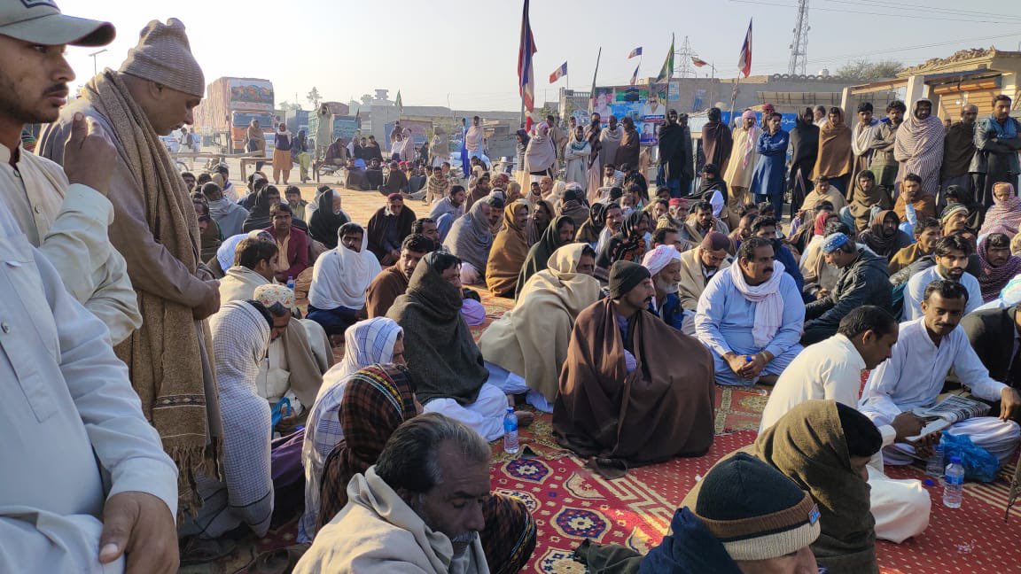 Bhand tribesmen refuse to end Nawabshah sit-in until murder suspects' arrest