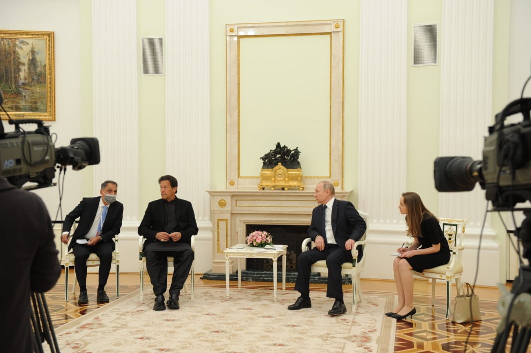 Imran begins historic meeting with Putin