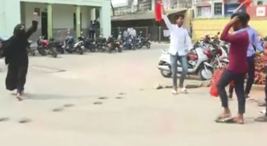 Mob in India bullies Muslim hijab-wearing girl