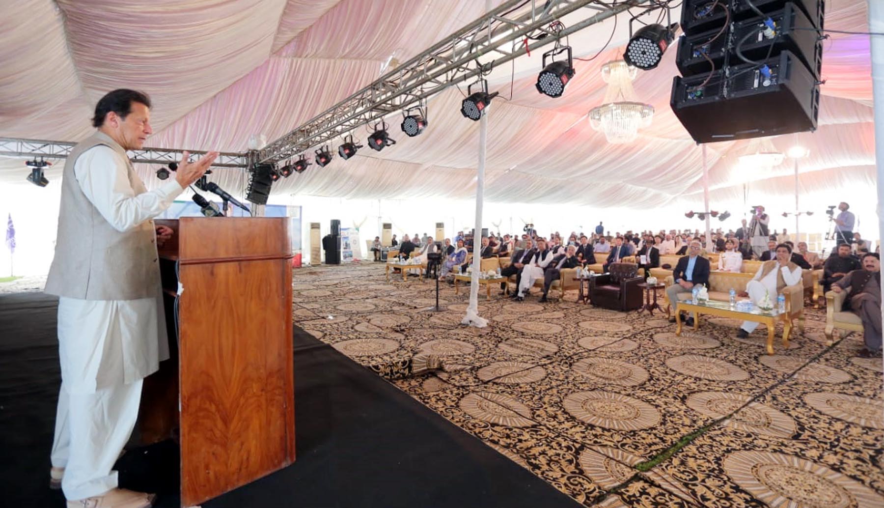 Imran rallies supporters ahead of no-confidence vote