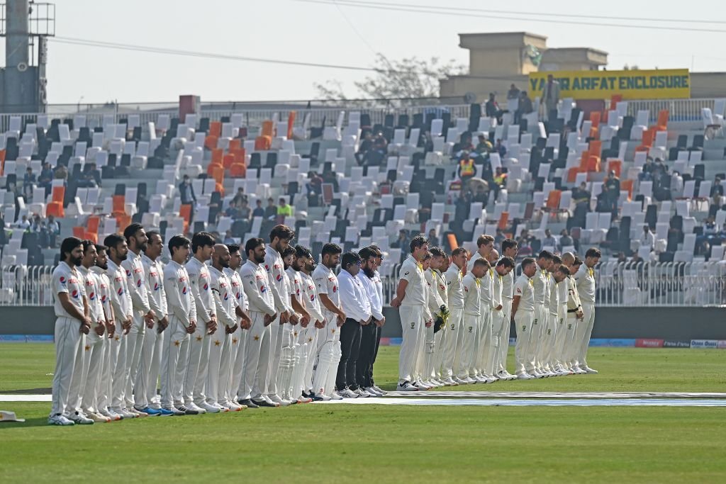 Minute's silence for Warne, black armbands as Australia Test resumes