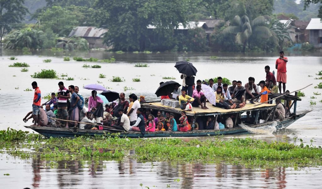 Tidal waves flood 12 villages along Gharo creek, leave people stranded