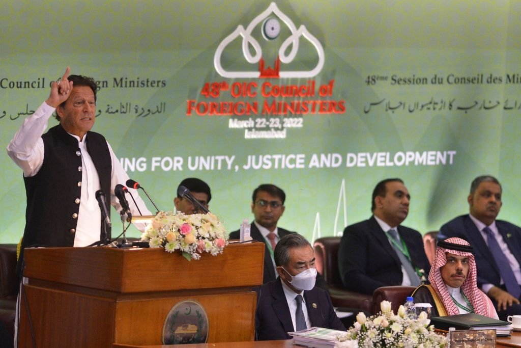 Islamic world 'failed' Kashmir, Palestine: Imran tells OIC moot