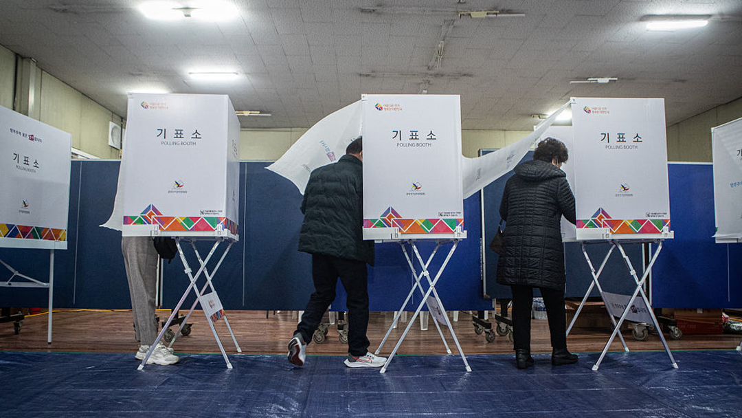 Exit polls show Lee, Yoon in dead heat in South Korea's presidential election