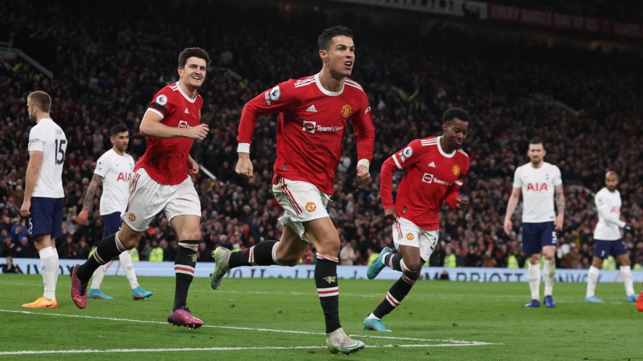 Ronaldo sets record as Man Utd sink Spurs