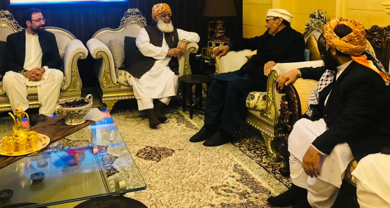 Fazl discusses no trust move with Chaudhry Shujaat