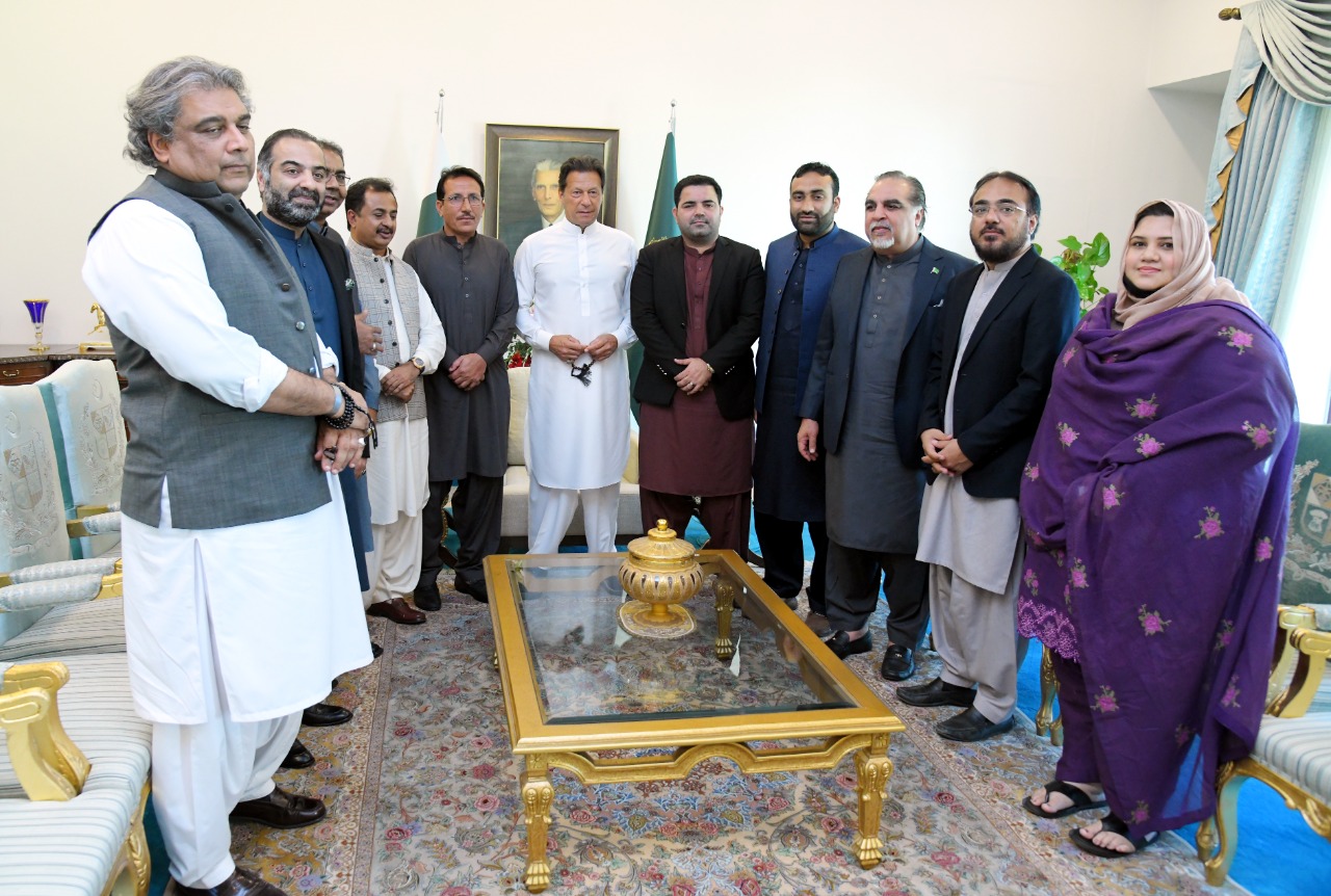 Sindh governor, MPs call on PM to express confidence