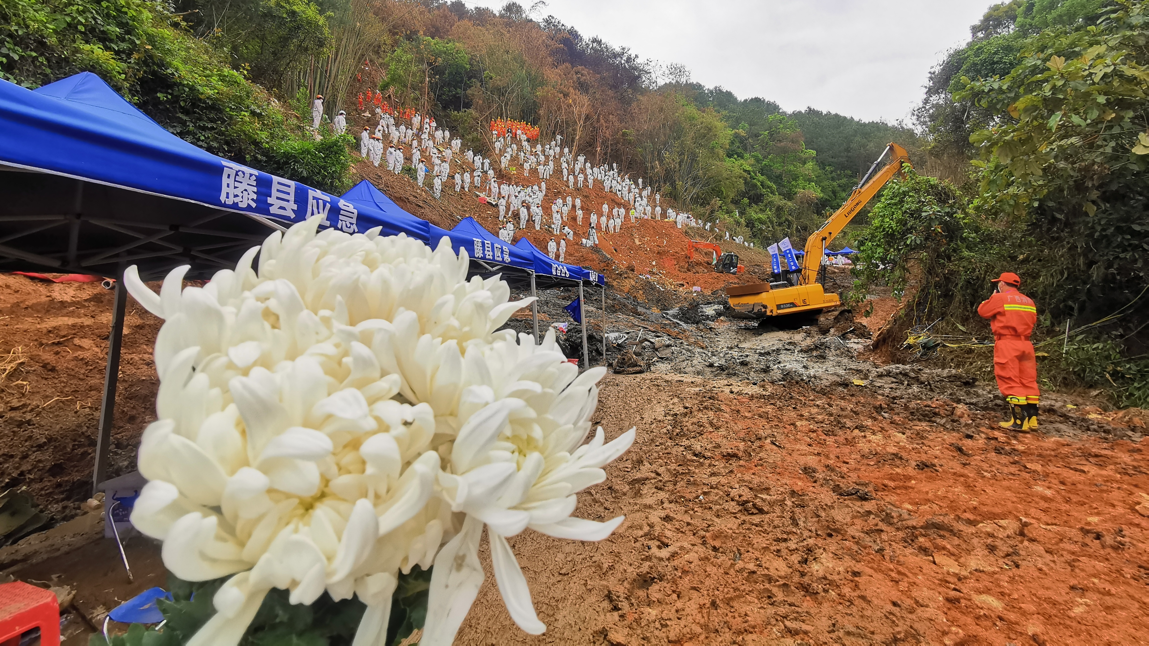 Xi Jinping, other Chinese leaders mourn lives lost in MU5735 accident
