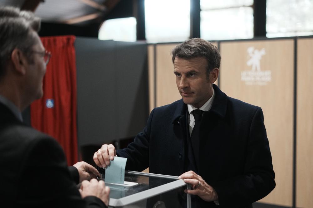 French go to the polls in 1st round of presidential election