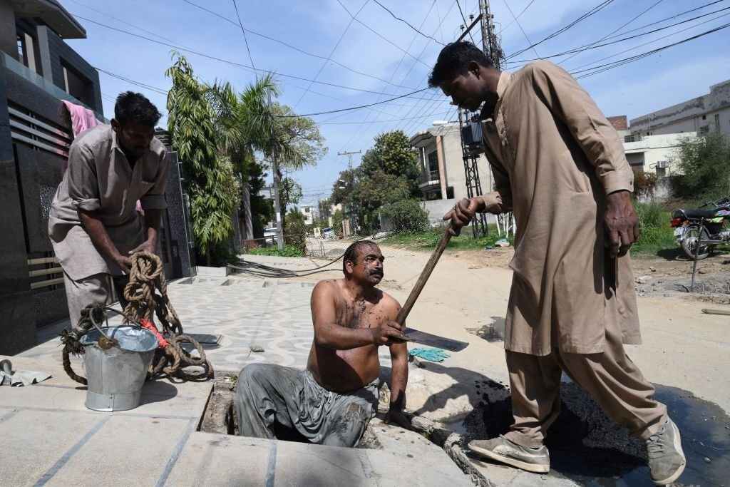 Broken sewer lines near Rawalpindi hotel cause health hazards; RCB vows cleanup