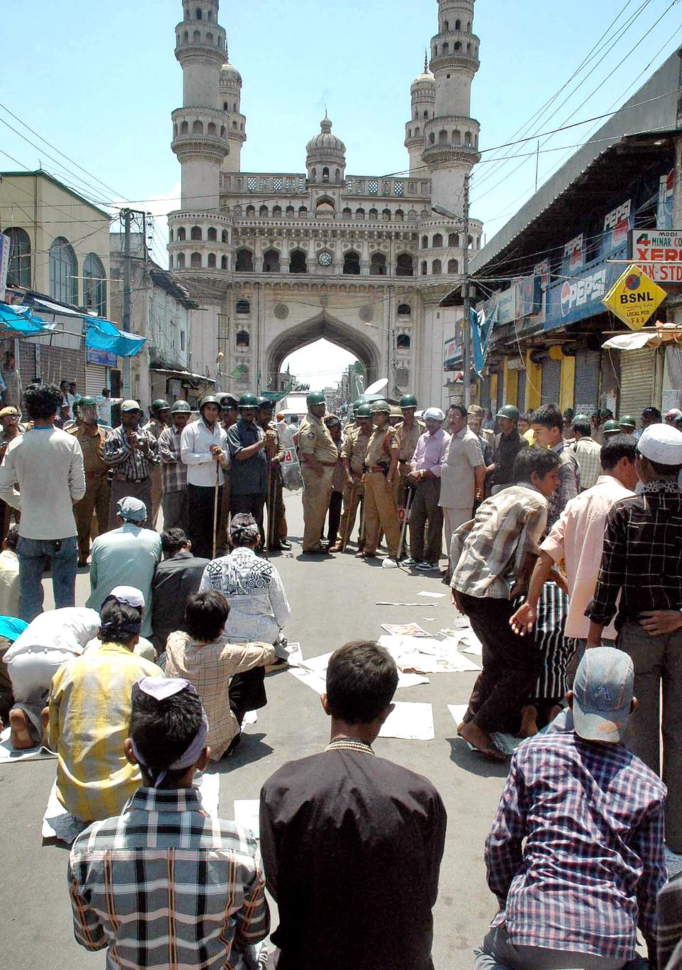 Mumbai: Hindu extremists force Mosques to turn volume down on call to prayers