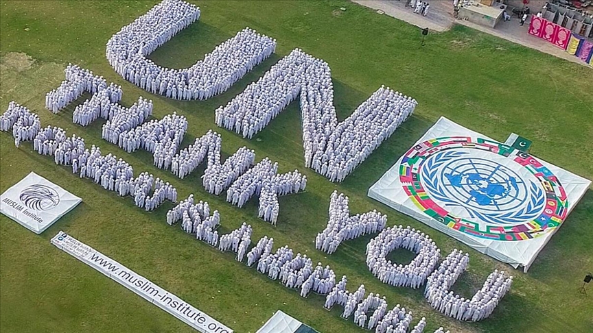 Thousands form human chain hailing UN designation of March 15 as anti-Islamophobia day