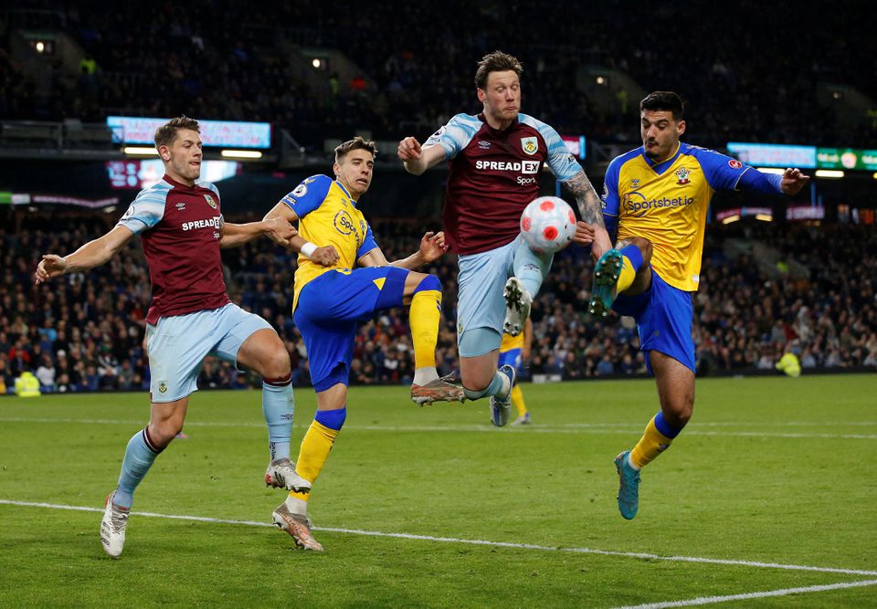 Burnley keep pressure on Everton with win over Saints