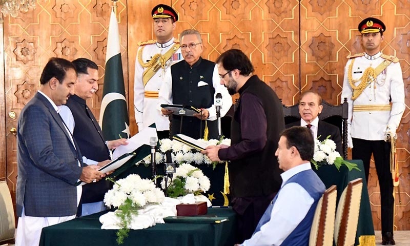 President Alvi administers oath to 4 new cabinet members