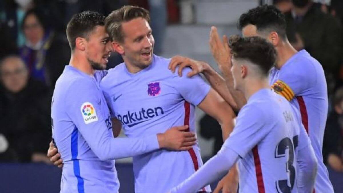 De Jong gives Barca late victory