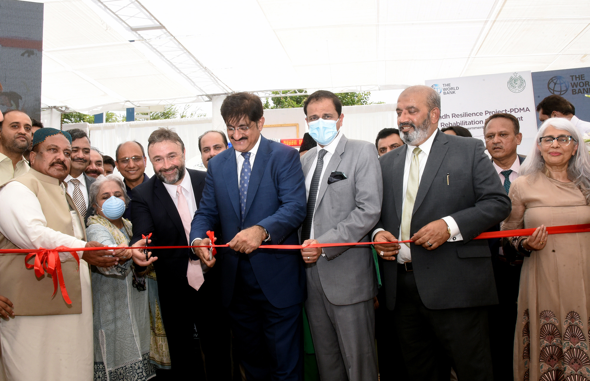 Murad launches ambulance service in Karachi