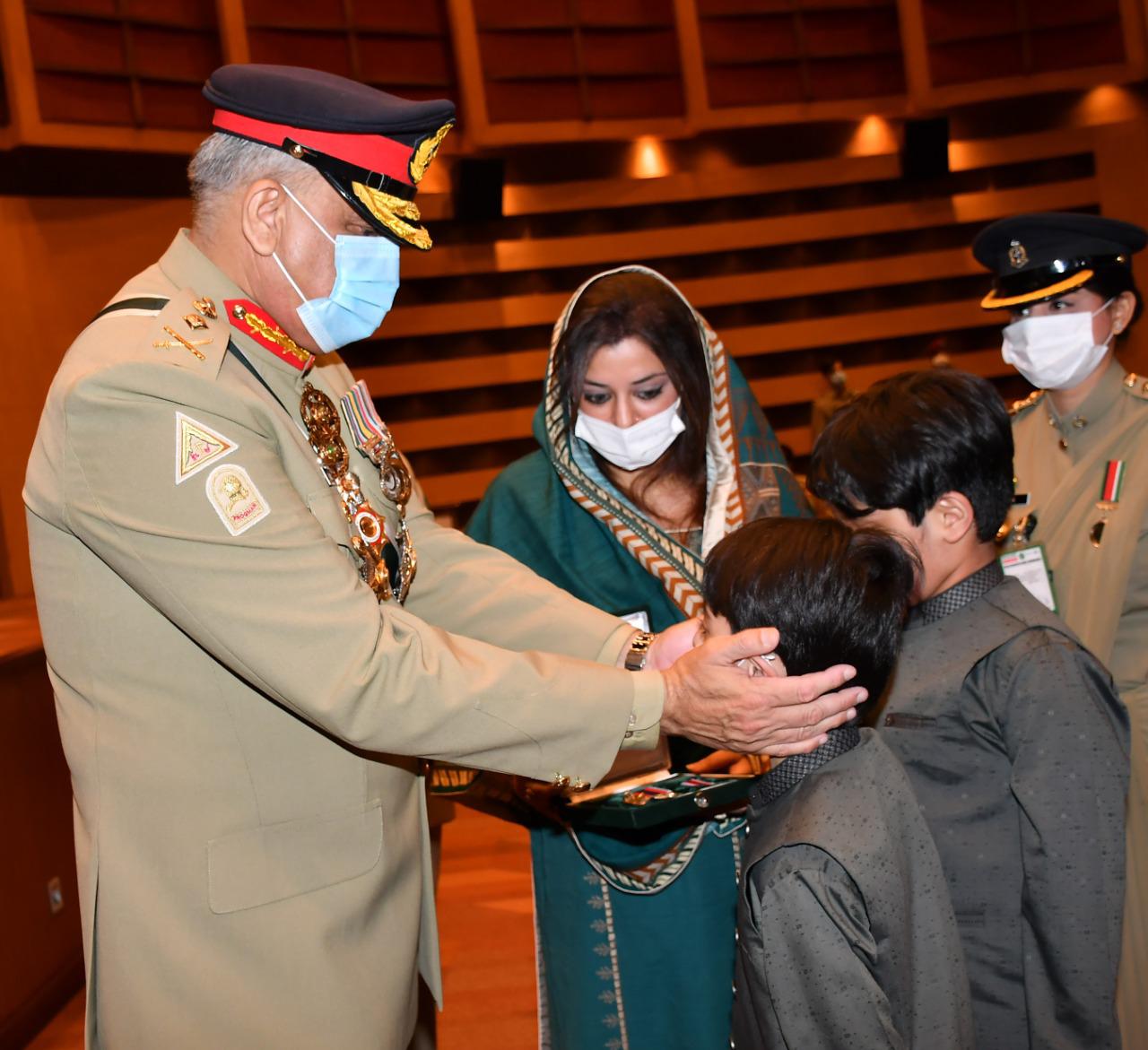 Gen Bajwa confers gallantry awards to Army personnel