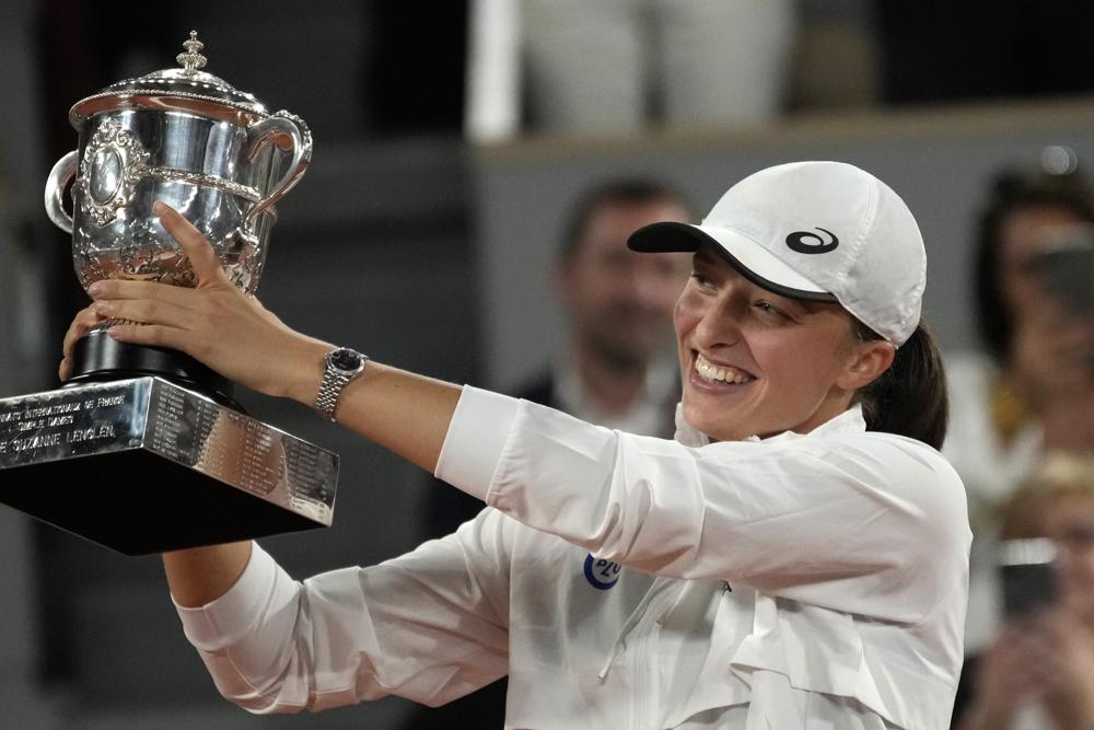 Swiatek surpasses Serena’s streak for second French Open title