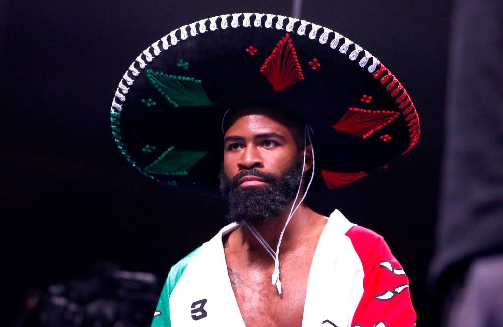 Unbeaten Fulton rips Roman to keep super bantamweight titles