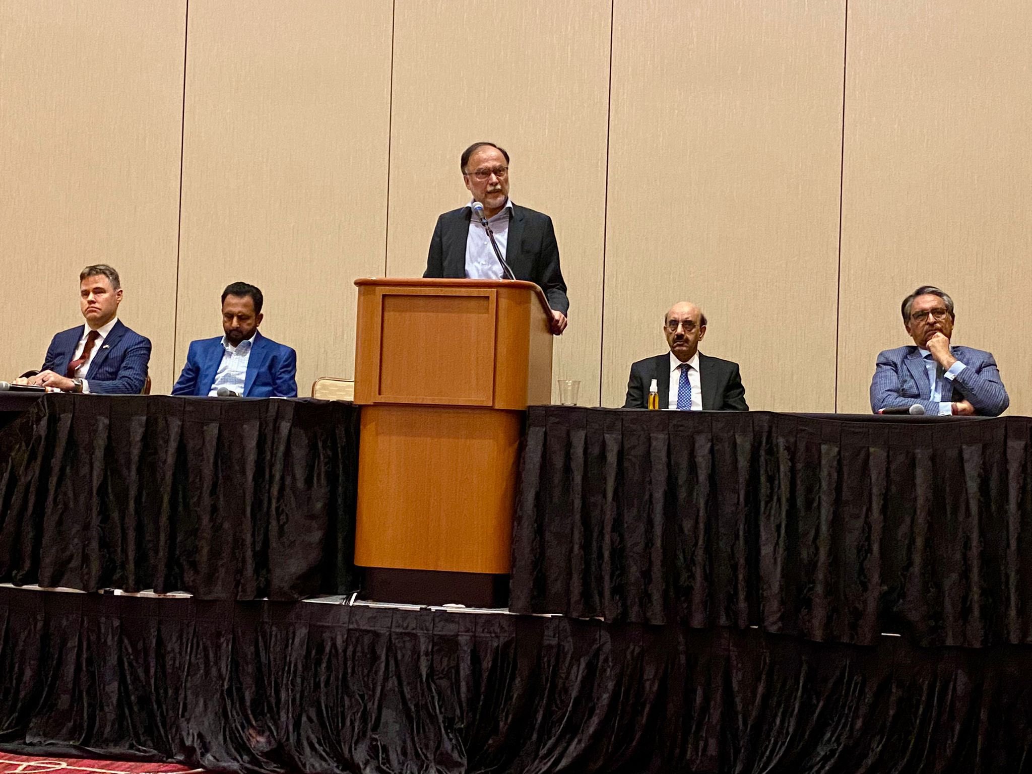 Ahsan Iqbal faces tough questions from overseas Pakistanis in US
