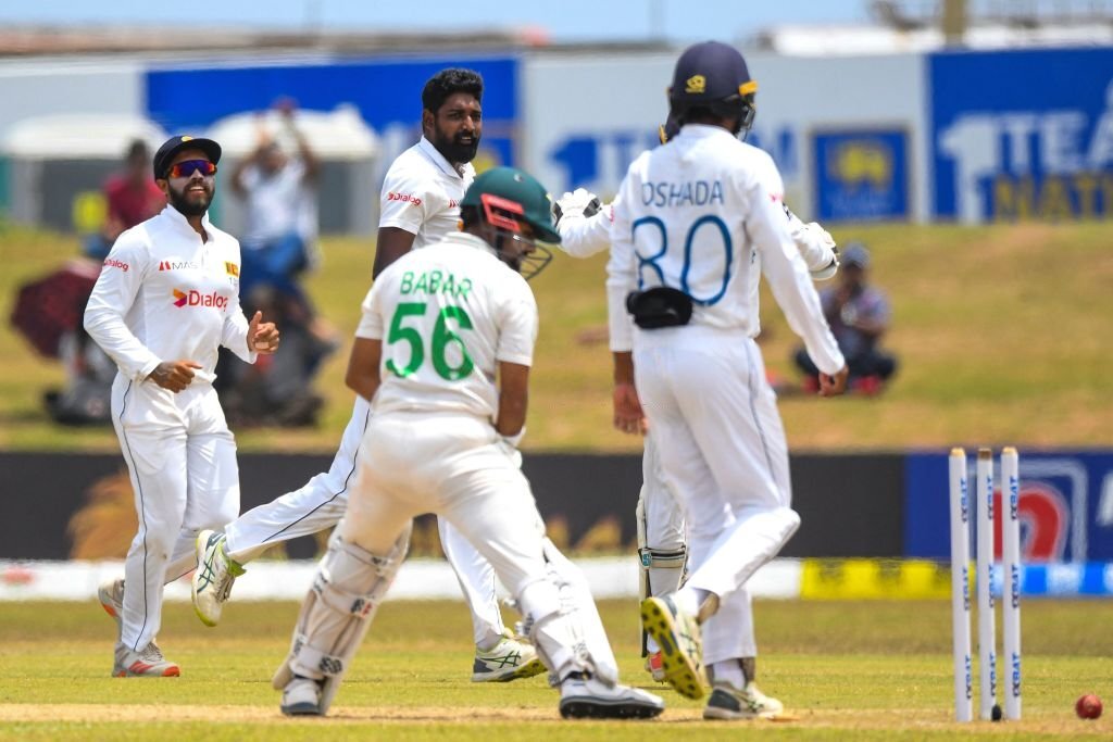 Pakistan battle to save second Test as Sri Lanka smells victory