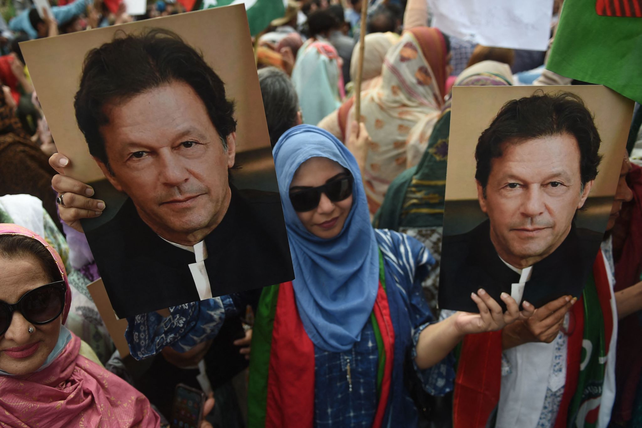 Courts extends transit bail of PTI leadership in protest march case