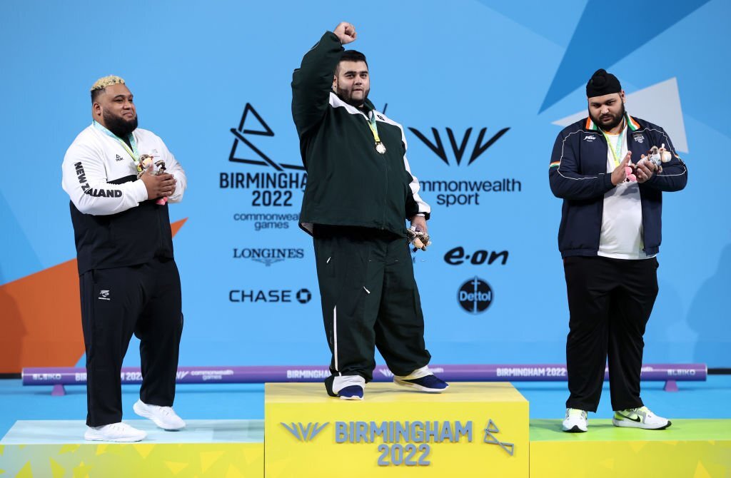 Pakistan, India weightlifters unite on and off Commonwealth podium