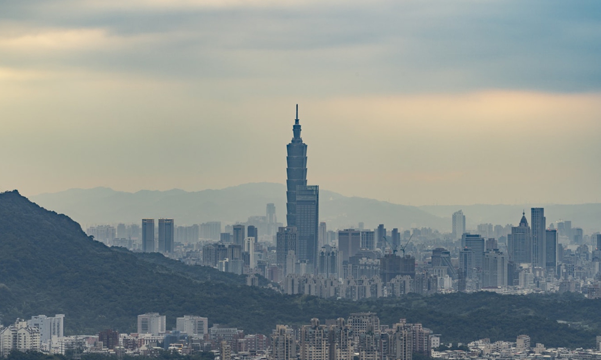 Pelosi defies China threats and lands in Taiwan