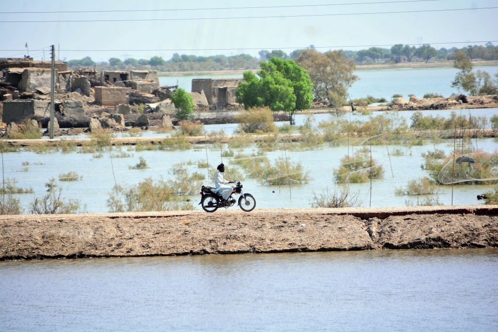 Sindh battles to stop biggest lake overflowing after floods