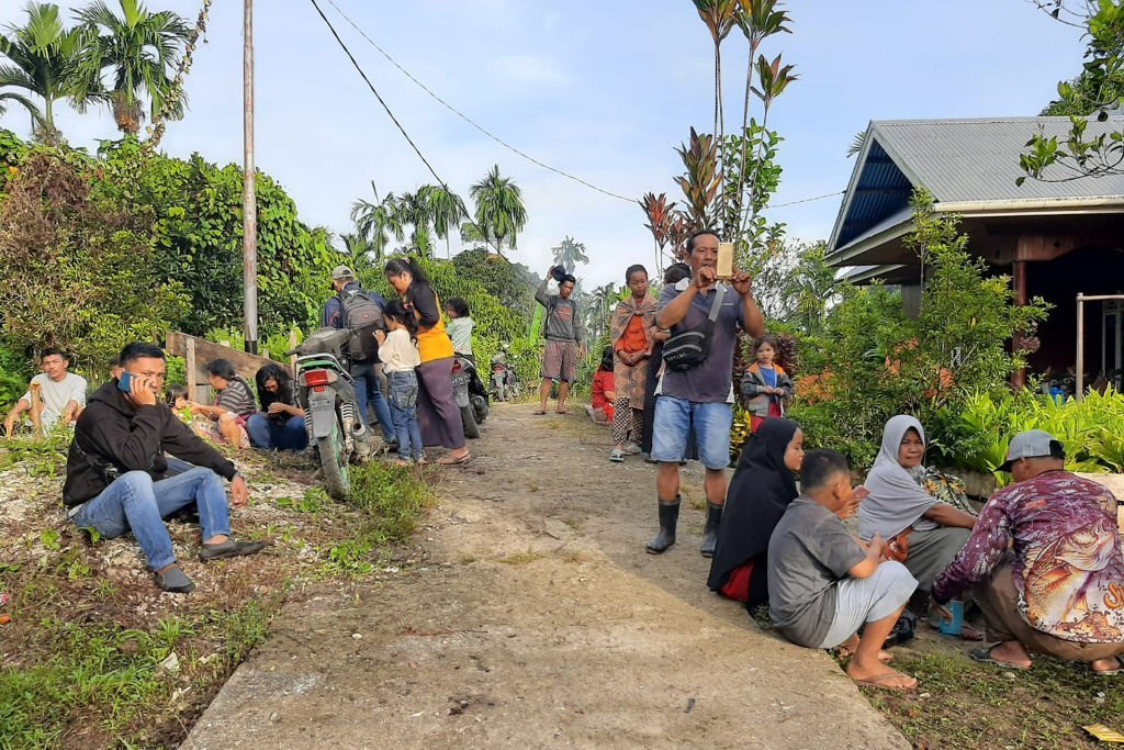 Hundreds evacuated in west Indonesia after magnitude 6.1 earthquake
