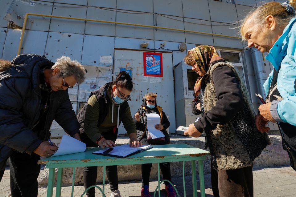 Voting continues in four regions of Ukraine on joining Russia