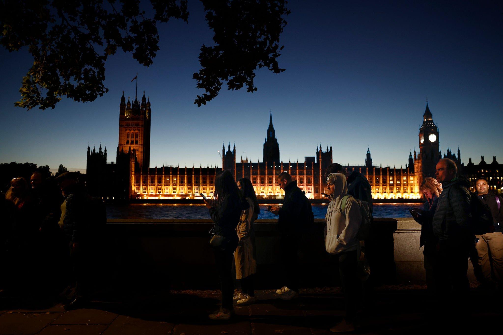 Leaders head to UK for queen's funeral as public pays tribute