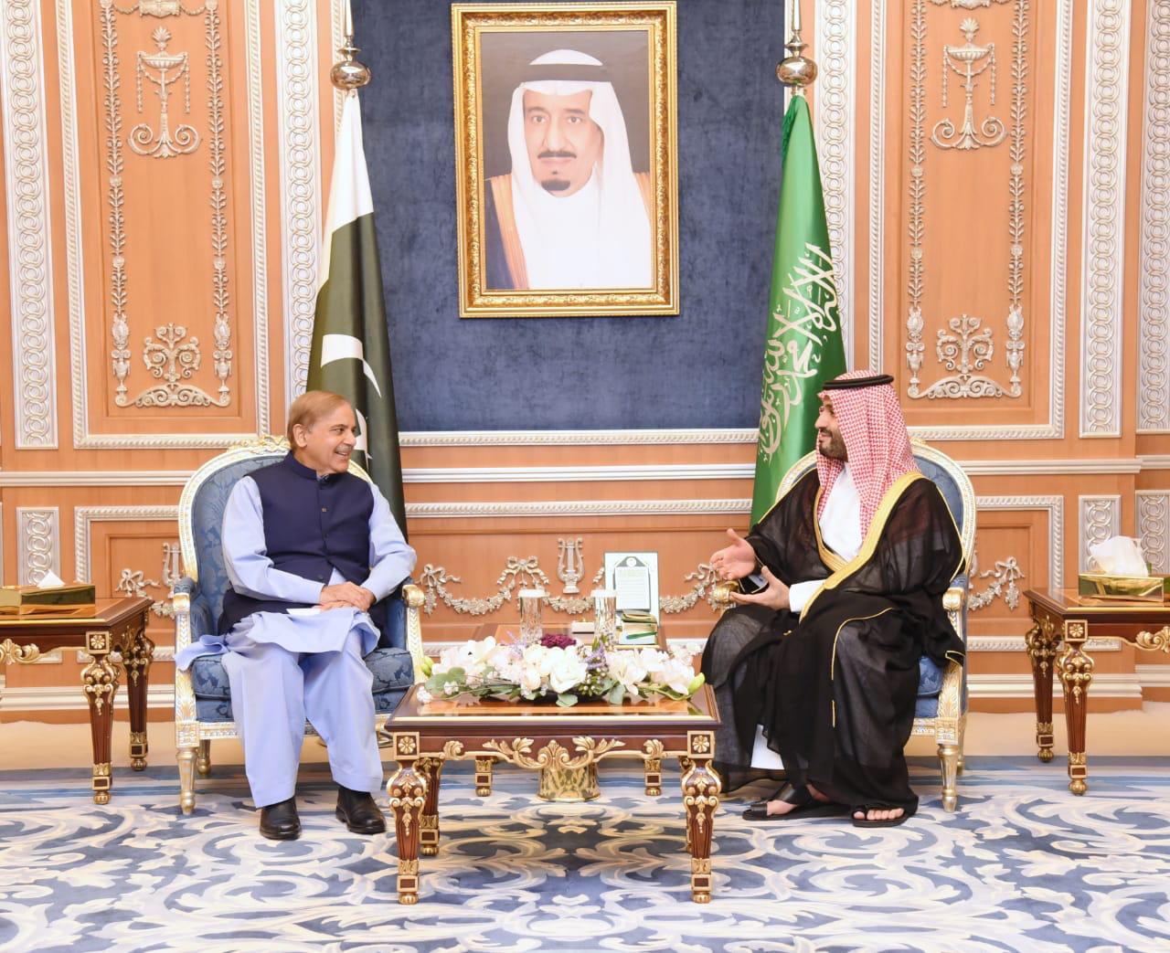 Saudi Crown Prince warmly receives PM Shehbaz