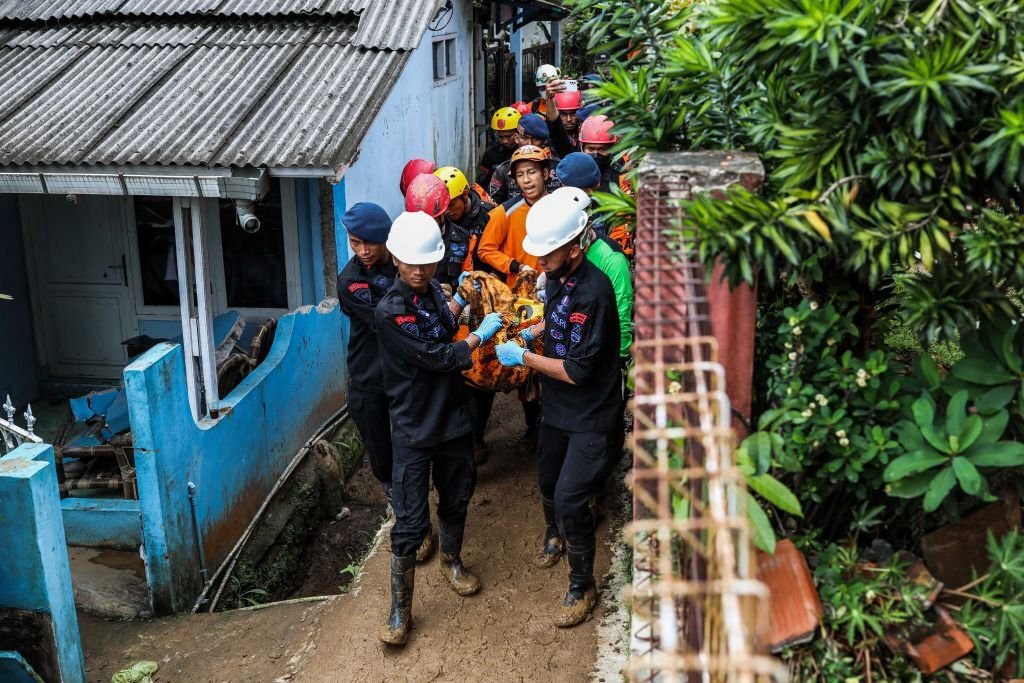 Powerful quake hits off Indonesia, rattles islands