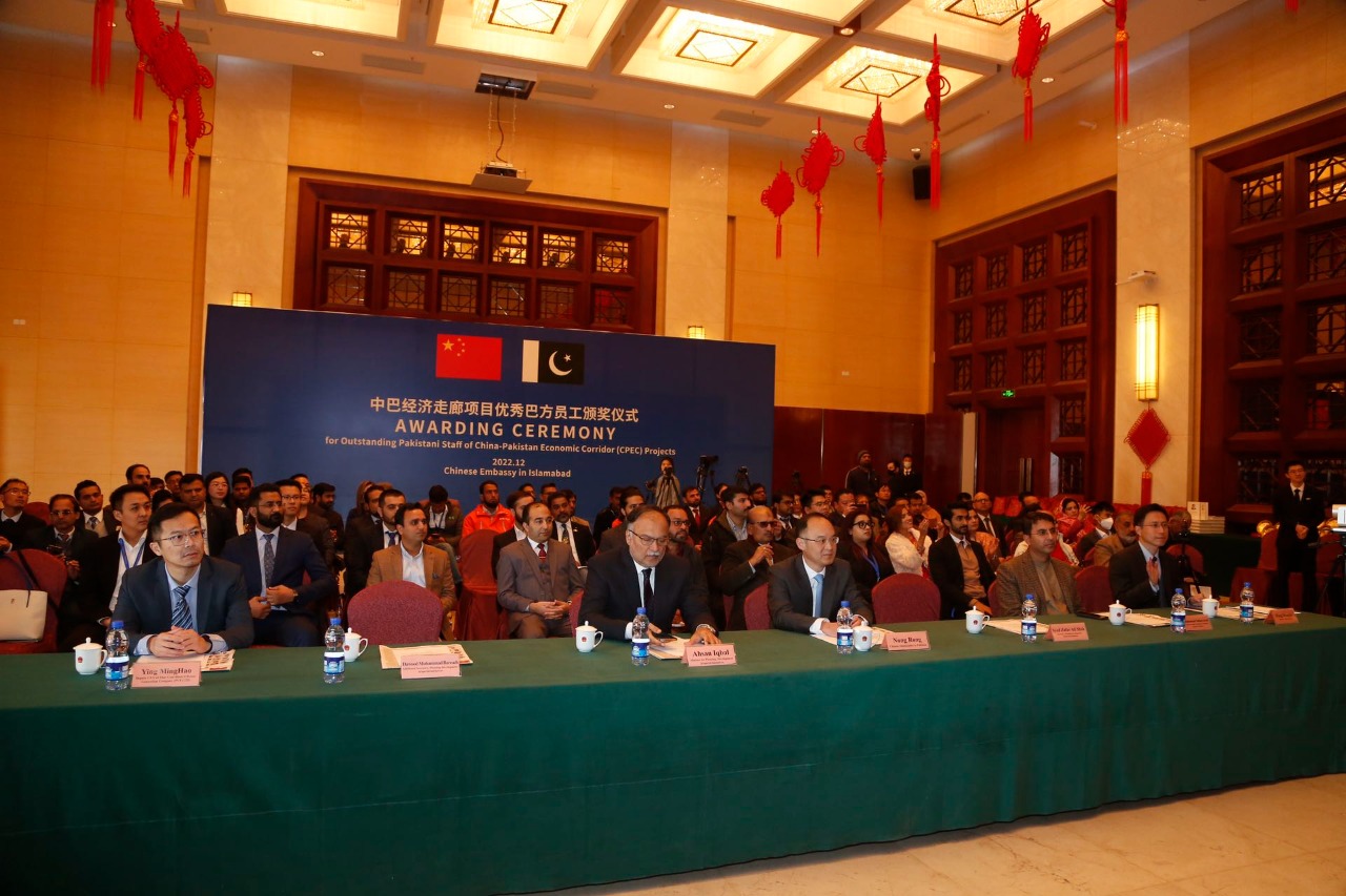 Chinese embassy distributes awards among Pakistani staff working at CPEC projects