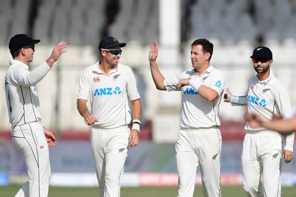 Pakistan stutters to 62-2 after New Zealand makes solid 449